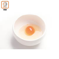 月餅最好選用無受精的生鹹蛋黃來製作，貪其質感柔軟而且有漏油效果。