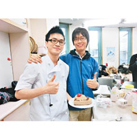 重返香港之後，他（左）除了曾在酒店餅房工作之外，亦有一年時間在日本過江龍餅店擔任甜品師傅，同時兼任翻譯工作。