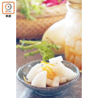 柚子醬大根蘿蔔<br>日本大根蘿蔔本身就很清甜爽口，用鹽和醋醃漬是常見食法，加了柚子醬層次更豐富，放在雪櫃存放期可長達1星期。