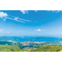昂平是香港少數位於高地的平原，背靠大金鐘山，面向西貢無敵海景。
