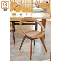 AN-II胡桃木餐椅別具特色，木坐墊內加入轉盤，可360度轉動，更曾榮獲2014年SHIZUOKA GOOD DESIGN AWARD設計大獎金獎。$9,880