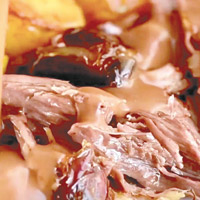 將焗熟的羊肩肉撕碎，以薯仔作配菜，淋上醬汁即成。