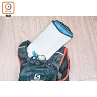 水袋款背囊的好處是容量更大，適合酷熱天氣操山使用。