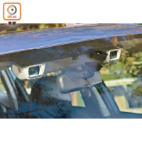 EyeSight就像注視前方路面的第二雙眼，透過安裝在前擋風玻璃的一對立體攝像鏡頭去識別四周環境。