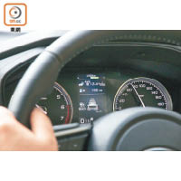 啟動「主動車距控制巡航」功能及設定與前車保持特定距離後，儀錶板中央小屏幕會有相關資訊顯示。