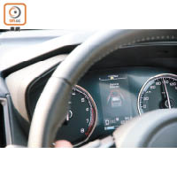 系統偵測到前方有障礙物，除了會發出聲響，還會在儀錶板上顯示信號警告，同時限制引擎動力輸出。