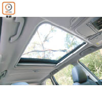 電動天窗屬標準配備，打開後為車廂帶來開揚感。