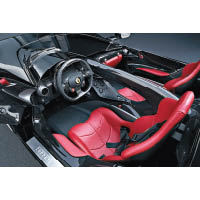 Monza SP2以黑色車身示人，配上搶眼的紅色皮椅。