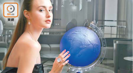 Lalique《藍地球》by Yves Klein $87萬、Flora Bella耳環 $1,700、戒指 $2,200（A）