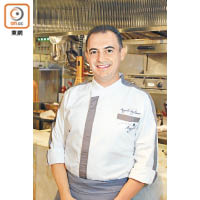 Chef Angelo Agliano曾於意大利、西班牙、瑞士、德國和法國等多間米芝蓮餐廳任職，在2013年於台北開設自家意大利餐廳，並於2016年在跑馬地開設高級意大利餐廳，兼任行政總廚。
