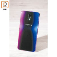 Oppo R17測試機為霓光紫色，機背大玩光影變色效果。