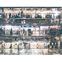 《香港五光十色的商場》以廣角鏡拍攝並作後期裁相，記錄葵涌廣場繁華一面。