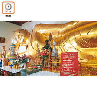 佛統大塔寺偏殿內有尊巨型臥佛，導遊說Size僅次於曼谷臥佛寺Wat Pho那尊。