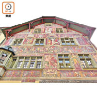中古騎士之家的外牆彩畫，是打卡必到一站。