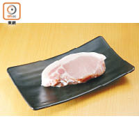 厚切的豬扒脂肪豐盈，煎香來吃，肥而不膩。