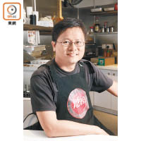 李耀忠師傅曾任多間國際企業資深培訓顧問，10多年前開始轉職做廚師，現為中上環一間外賣店行政總廚。