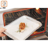 2.燒熱鍋加油，煎香肉扒兩邊，放在置有迷迭香的焗盤上，以175℃焗15分鐘，置室溫3至4分鐘。