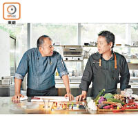 來到香港與Chef Stone（左）交流，兩人在食材選料及日、法烹調方法上，互有切磋。