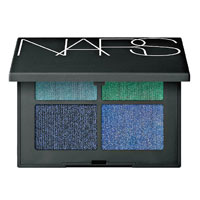 NARS FALL QUAD 4色眼影組合 $440（F）<br>蘊含一款創新色彩粒子，可懸浮於液體黏合系統，只須輕輕一抹便高度顯色。一盒有齊多重質感，從柔滑霧感到亮澤緞光，以至閃爍多變的幻彩與金屬妝效都一應俱全。