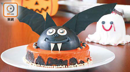 蝙蝠冧酒朱古力慕絲蛋糕<br>用上現成的朱古力蛋糕，加入搶眼鏡面和胖胖的朱古力蝙蝠，即時讓人對蝙蝠印象大改。