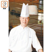 賴耀輝師傅曾任多間酒店的餅房部門主管，於1995年HOFEX的糕餅擺設一環中勇奪銅獎，現為沙田一間五星級酒店餅房主廚。