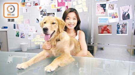 Tracy從事市場營銷，她任職的OneDegree是香港少有的Pet-friendly公司，容許員工帶狗返工。