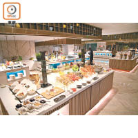 思．全日餐廳設置了5個互動美食櫃台，提供包含中、西、日及東南亞等多國風味。