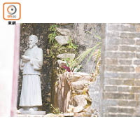「聖福若瑟神父」雕像豎立在舊教堂遺址上。