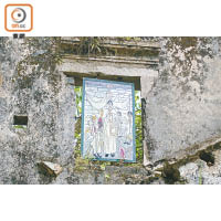 在舊教堂遺址的石牆上，掛着以「主保瞻禮」為主題的玻璃畫。