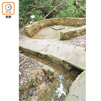 活泉井是村內唯一的淡水來源，至今井水依然流動着，從未間斷。