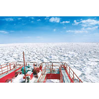 在北海道乘坐破冰船，飽覽廣闊無垠的白色世界，感受大自然磅礡氣勢。