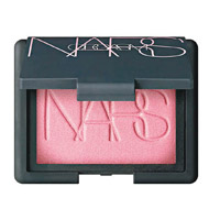 NARS ORGASM 2018限量版高潮胭脂 $340（A）<br>糅合完美蜜桃紅色和細緻金色閃粉光澤，能瞬間塑造Orgasm獨有的自然紅暈感，亦可重複層疊掃上，替白皙肌膚添上柔和緋紅或溫暖金澤妝效。