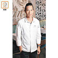 大廚Nicholas Chew在新加坡土生土長，對中菜、西餐及南洋菜式均瞭如指掌，他不但擅長將三者融合，更發揮創意為菜式帶來意想不到的面貌。