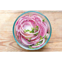 紫洋葱適合用來做沙律或醃漬物。
