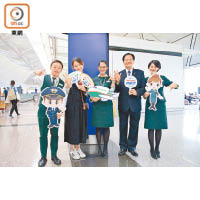 長榮航空高層及一眾員工在香港興奮迎接夢幻客機787首航到港。