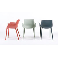Piuma<br>利用熱塑性複合材料混合碳纖維製成，椅身輕巧，卻又非常耐用。