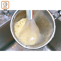 2. 生麵煮約10秒後過冷河瀝乾水分。