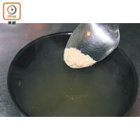 3. 小碗放入大地魚粉和韮黃粒，注入半份上湯。