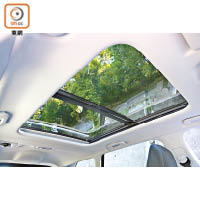 打開車頂電動遮光板，光線便可透過全景觀玻璃天窗引進車廂，帶來開揚感。