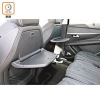 前排椅背設有活動收摺小桌，可讓中排乘客放置物品或食物。