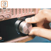 仿照50年代收音機設計，前方備有音量轉鈕，襯木紋家具一流。