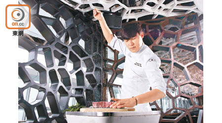 Chef Choi曾為烹飪節目效果而誇張灑鹽，更因此得到「虛勢主廚」的美名，他笑言現在這個已成為招牌動作。