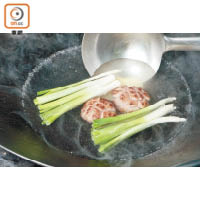2.煲滾水加入薑、葱，放冬菇燜煮約15分鐘後切絲。
