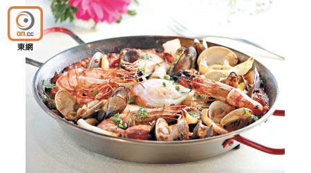 西班牙海鮮飯<br>飯粒吸收了海鮮及香料的精華，鮮味可口；傳統還會加入一隻雞蛋，大家可以拌勻來吃，質感香滑。