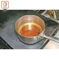 1. 將50克沙糖放入小鍋中慢火加熱至融化成焦糖。