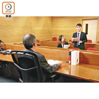校內特設模擬法庭，以訓練學生進行出庭發言的技巧。