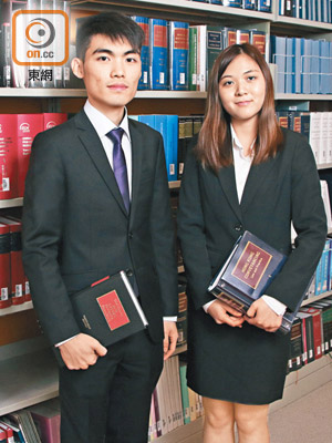香港專業教育學院（IVE）法律及行政事務學高級文憑學生謝文鴻（左）及趙芸妤（右）。