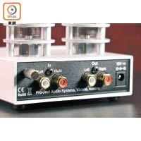 設有RCA輸入及輸出插口，能簡單接駁唱盤及擴音機。