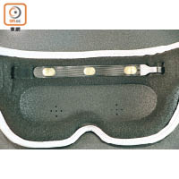 眼罩內側設有感應器，能實時檢測佩戴者的腦電波。
