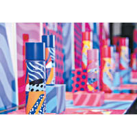 SK-II KARAN限量版神仙水 $1,380/230ml<br>由品牌與新進澳洲藝術家Karan Singh攜手合作打造而成，瓶身設計大膽結合Pop Art藝術，玩盡幾何色彩美學！